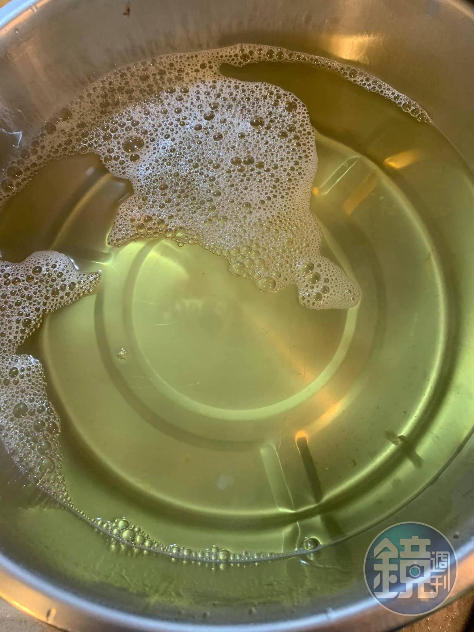 濾掉柴魚，取得清澈高湯。