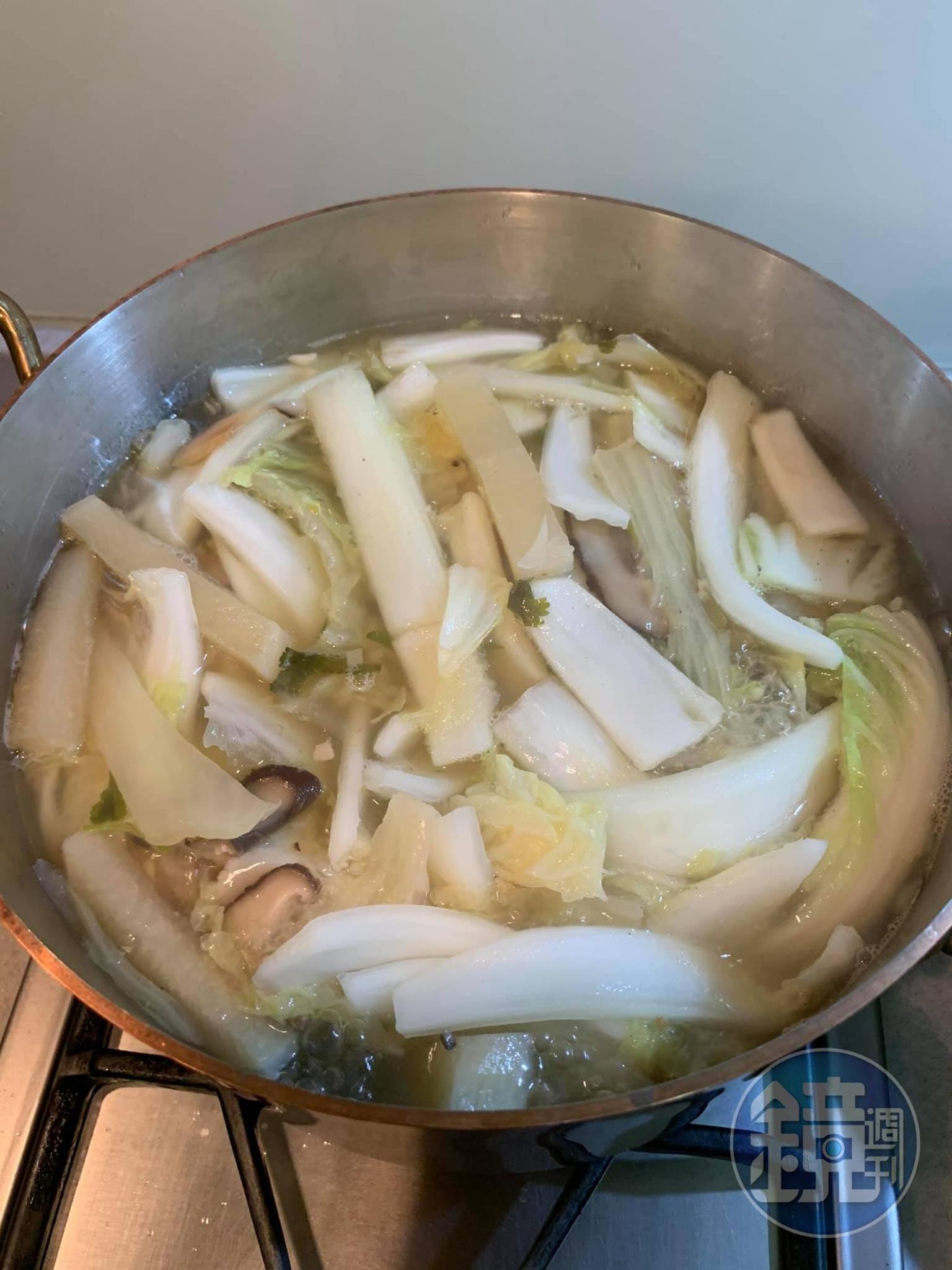 燉好蘿蔔白菜高湯（香菇是昨天的高湯混入，可以忽略它）。