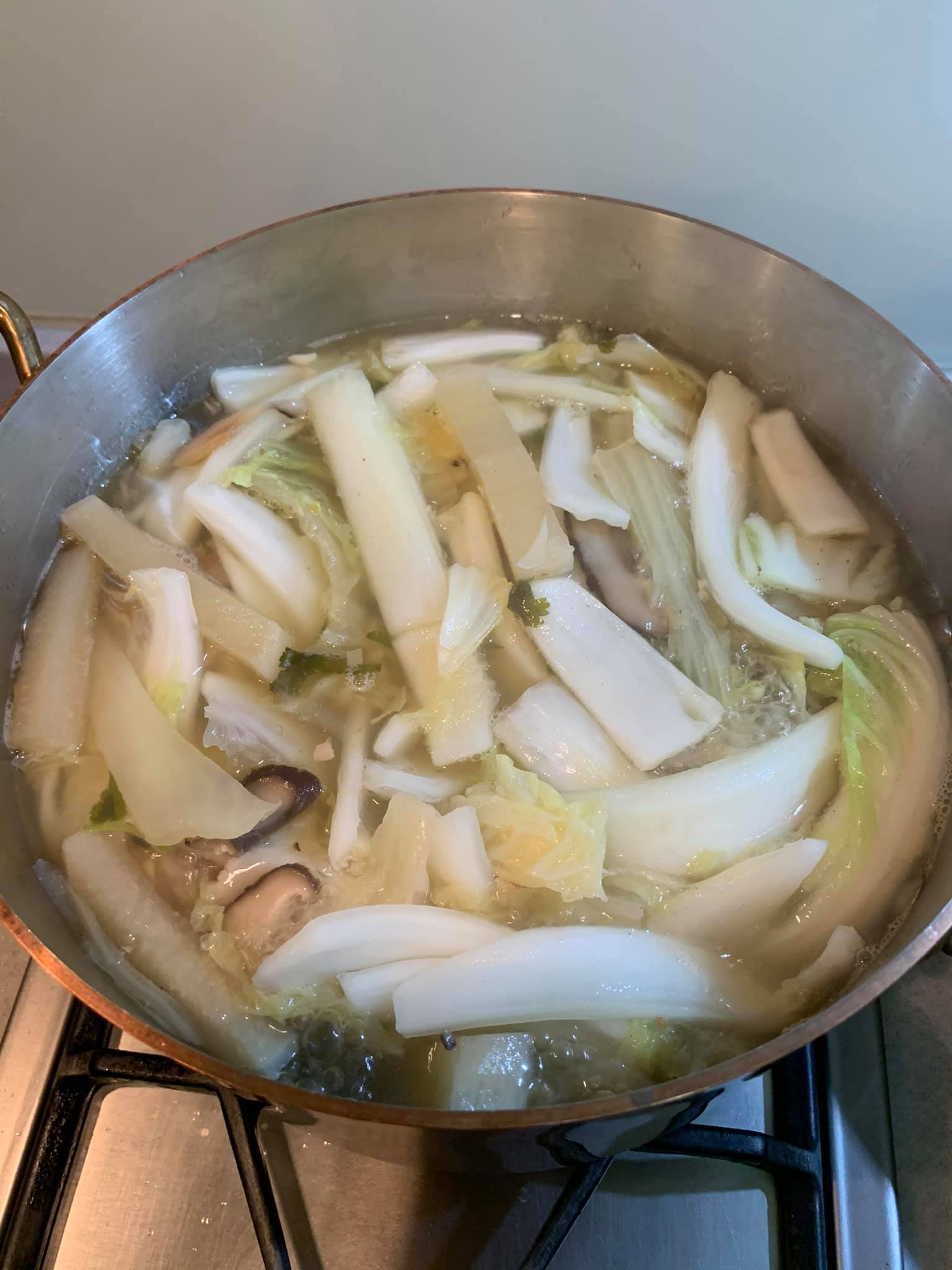 燉好蘿蔔白菜高湯（香菇是昨天的高湯混入，可以忽略它）。