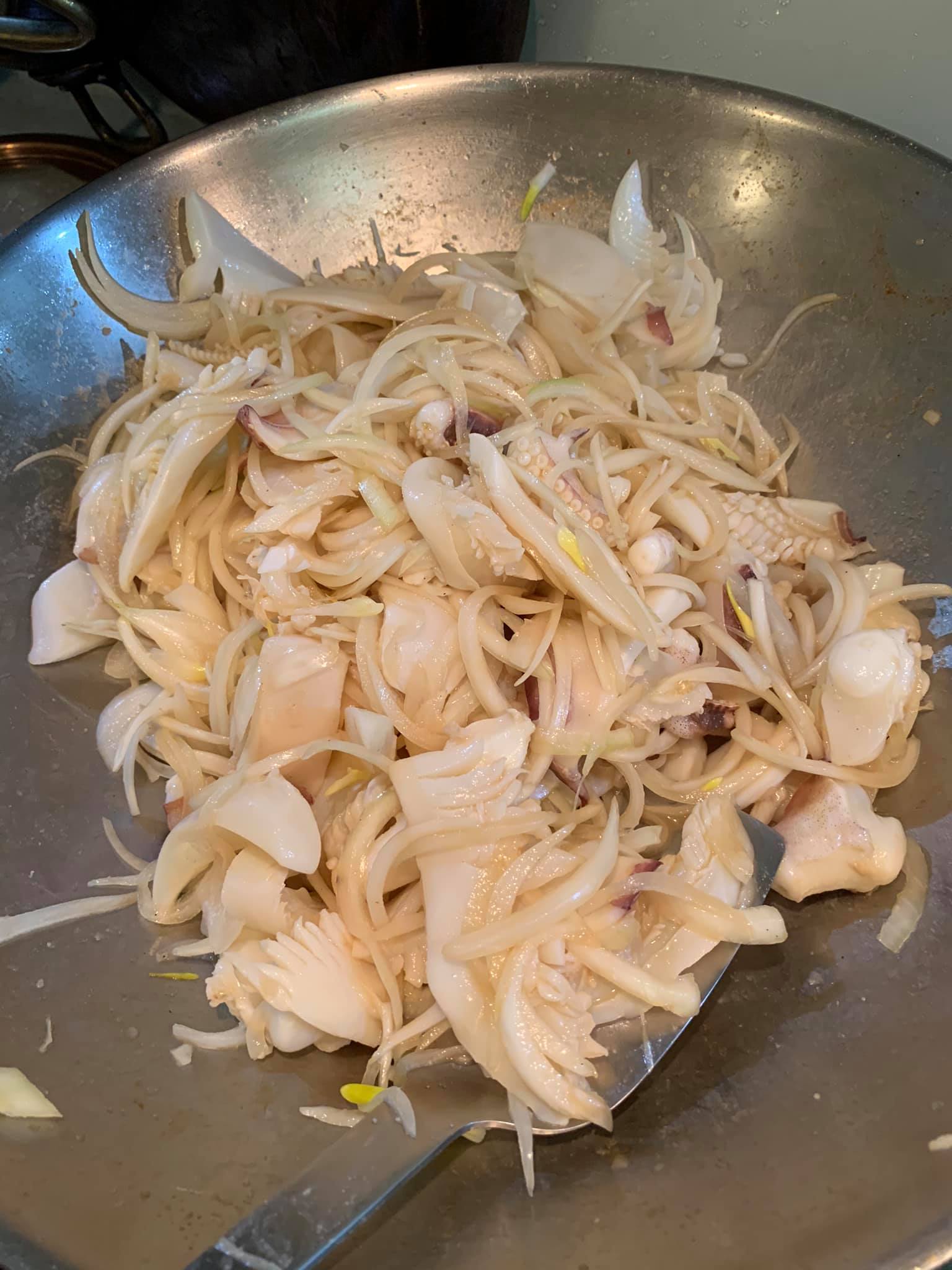 加了兩種醋翻炒後，生炒花枝完成。