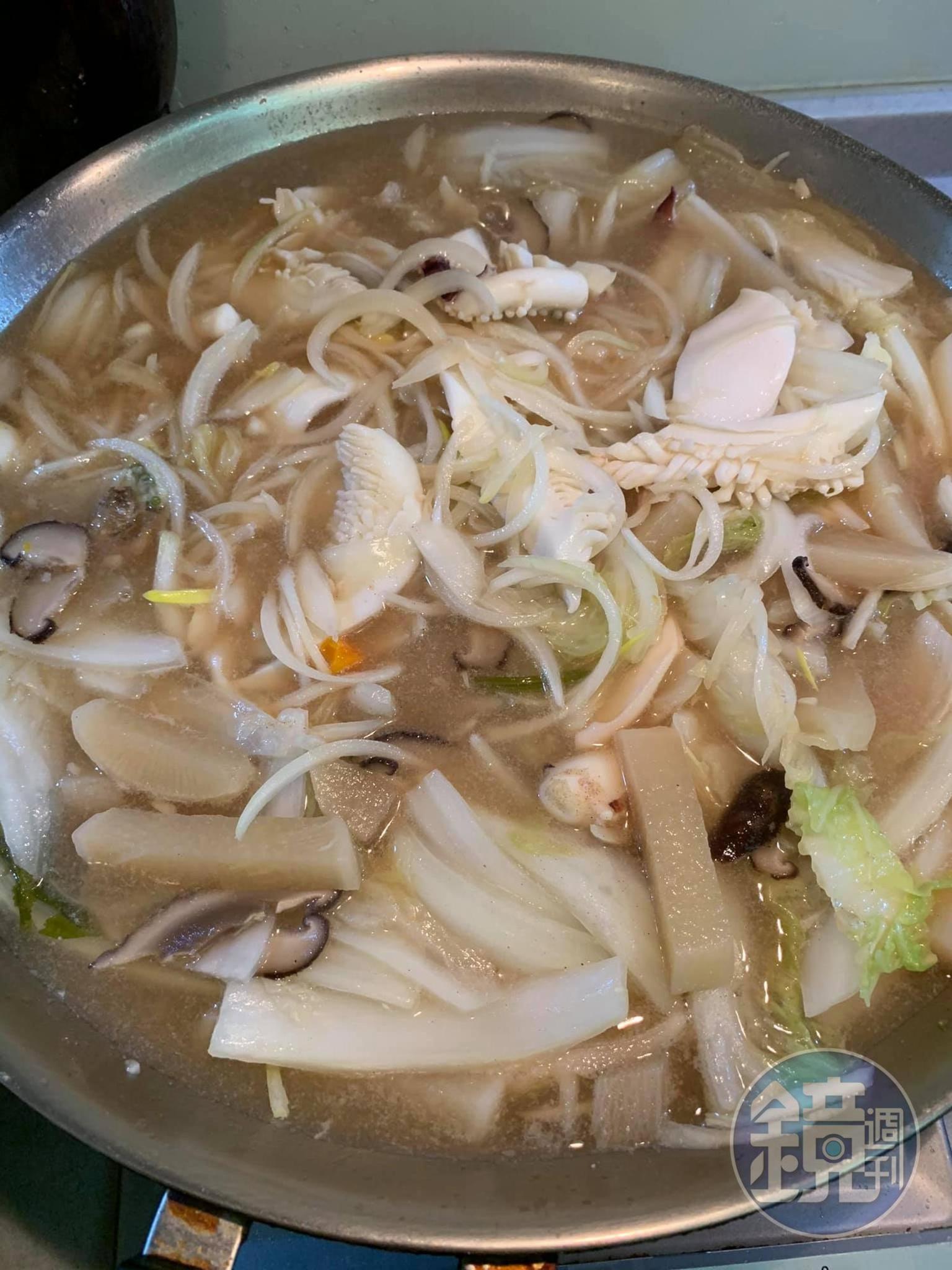 將另一鍋熱羹湯倒入生炒花枝，等湯滾即起鍋。