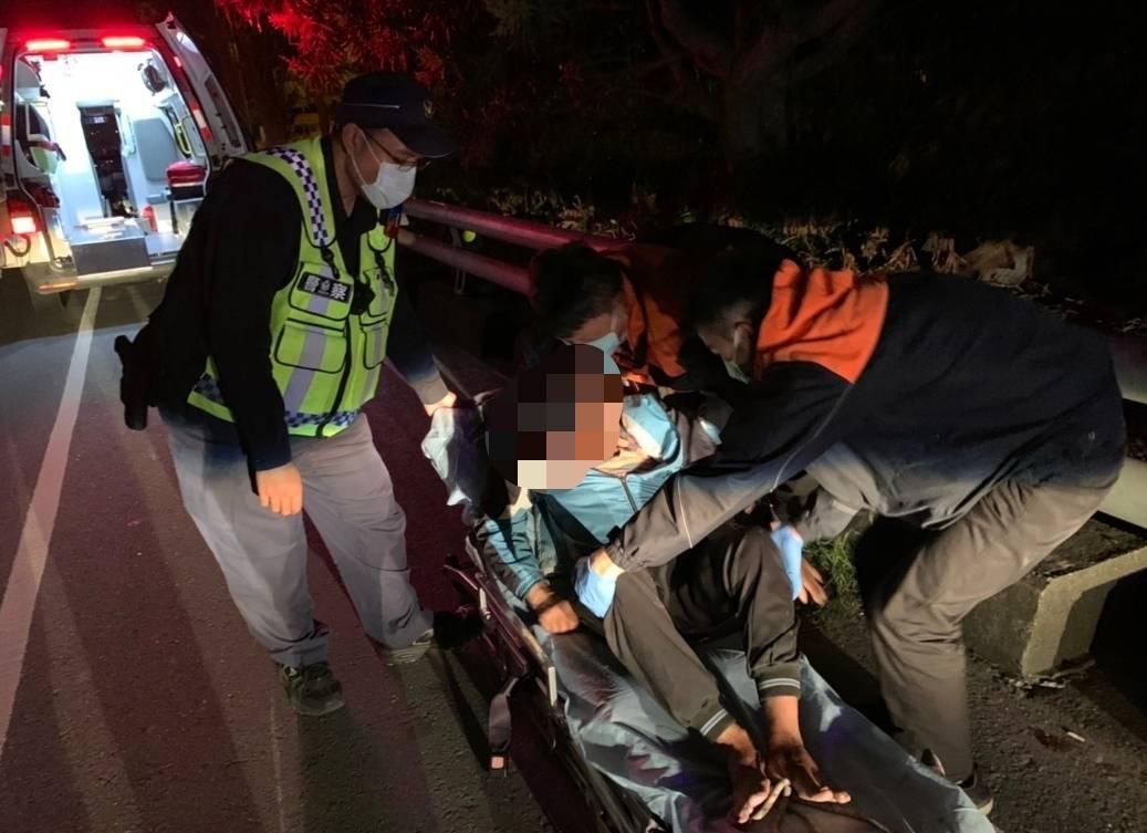 七旬老翁夜半路倒台9線，險賴員警簡士瑋及胡文豪機警發現救了他一命。（翻攝畫面）