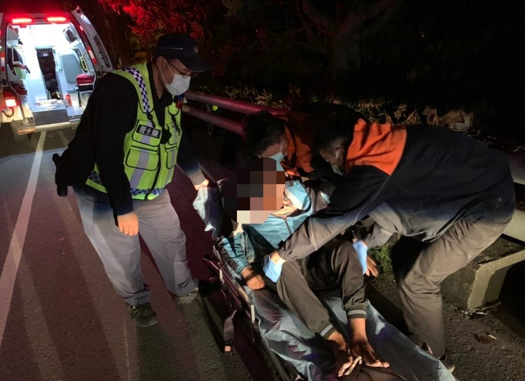 七旬老翁夜半路倒台9線，險賴員警簡士瑋及胡文豪機警發現救了他一命。（翻攝畫面）
