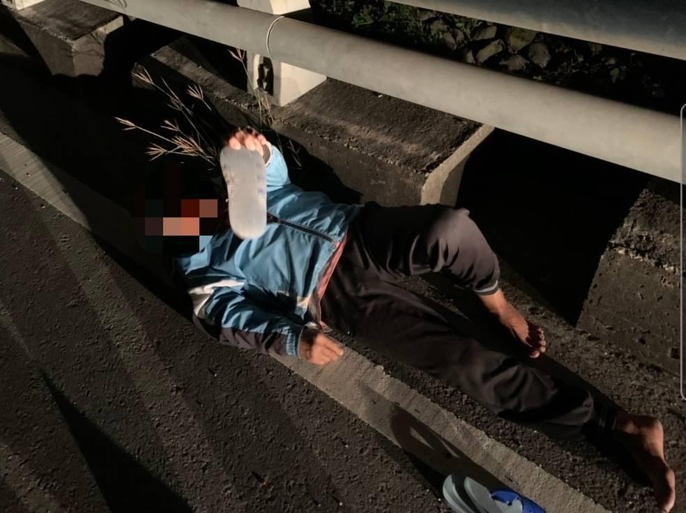 老翁深夜倒臥在視線不良的台9線上，若被車輛撞擊或輾壓後果不堪設想。（翻攝畫面）