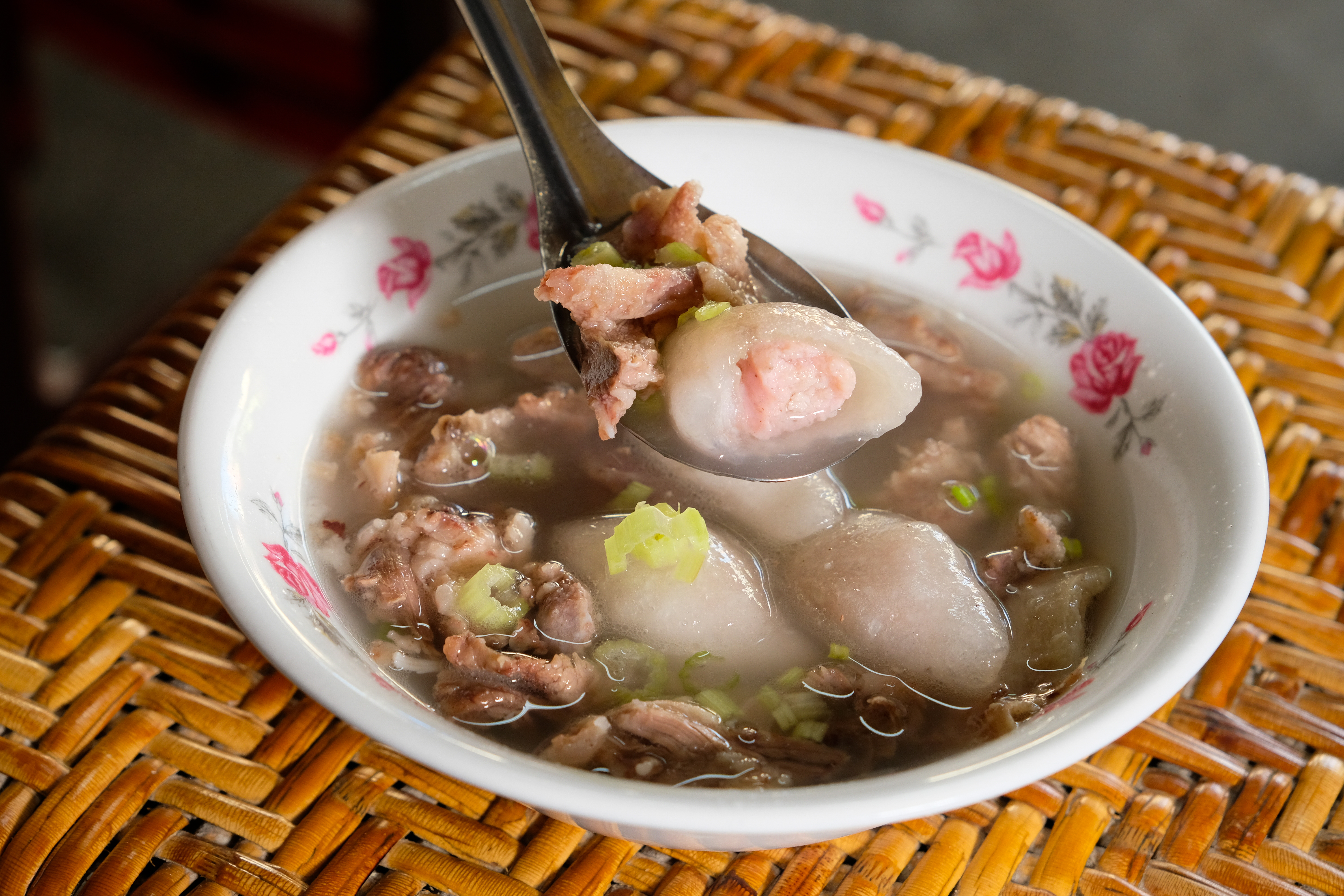 內行的客人來吃「水晶餃湯」，會加點骨邊肉，肉鮮味美，好滿足。（40元／碗，骨邊肉加10元）