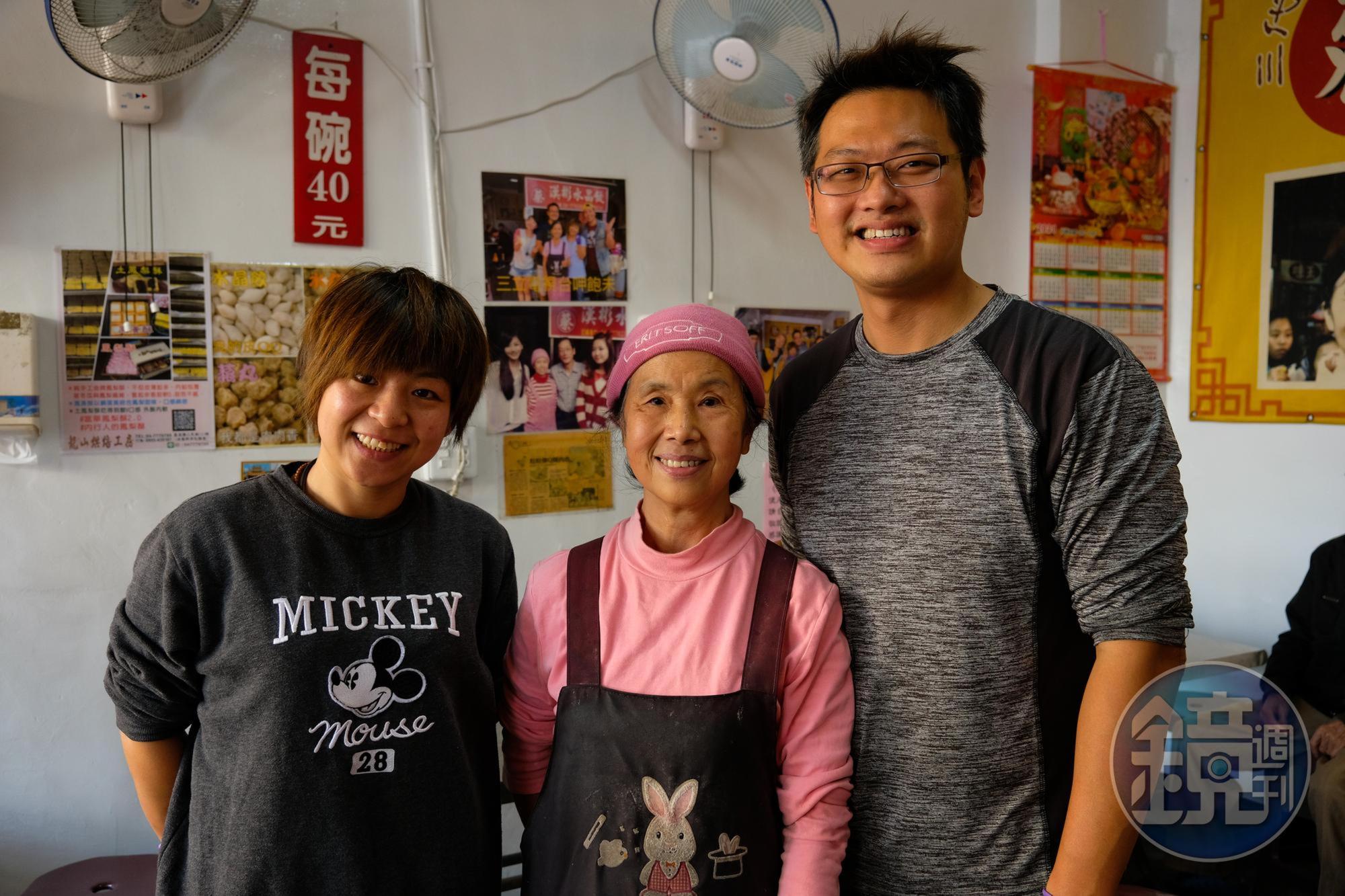 老闆娘施寶珠（中），與兒子蔡炯忠（右）、媳婦胡賜盈（左）同心守護飄洋過海來台的泉州小吃。