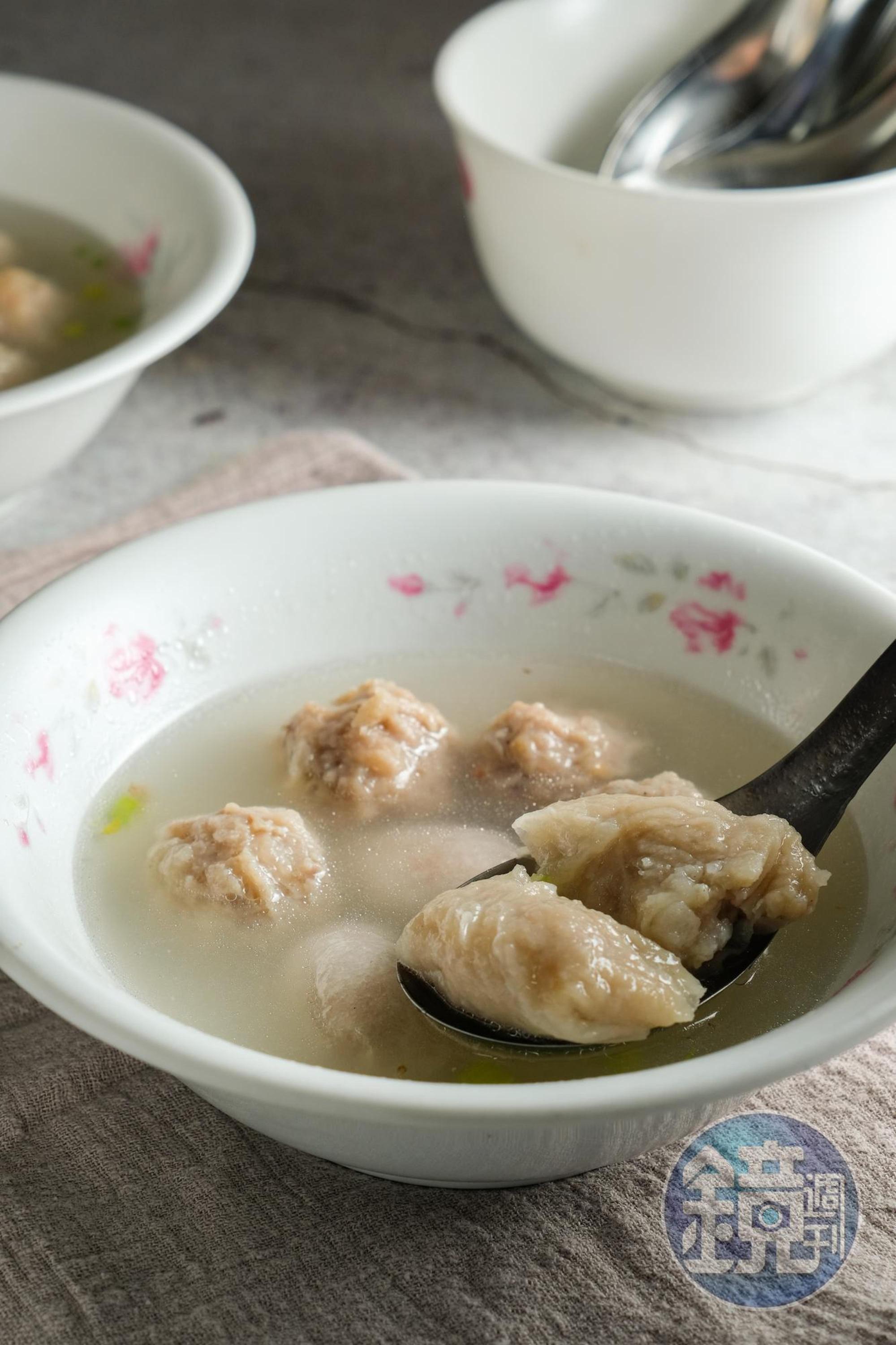 「綜合湯」有水晶餃、水丸、蒸丸，或以豬後腿肉泥混合地瓜粉製成外皮，再包肉餡，厚工的「肉包肉」扁食燕，一碗都吃得到，不必選擇困難。（40元／碗）