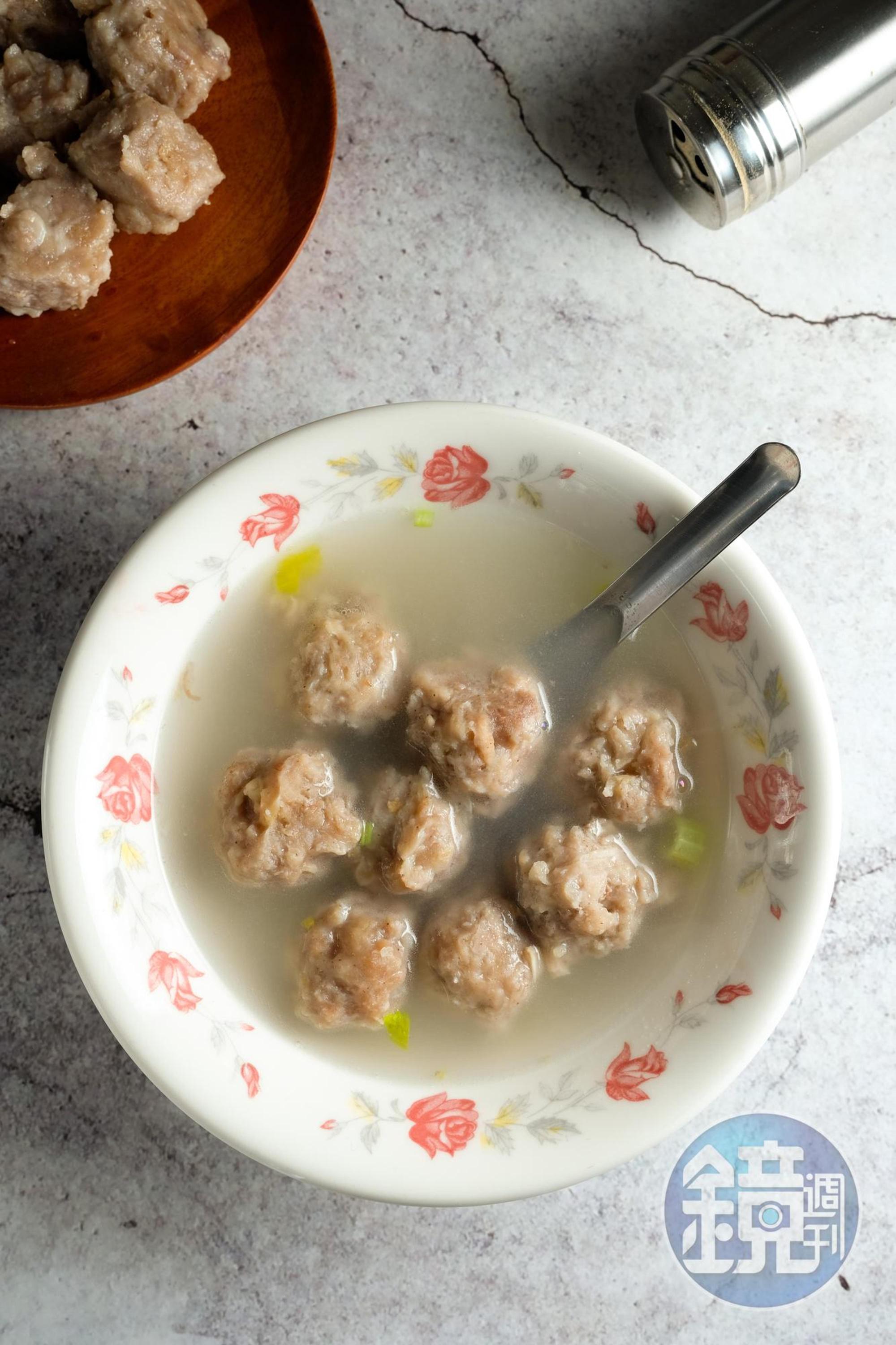 「蒸丸湯」是蒸好再手工撥成一顆顆，每一顆形狀不同，由於沒有過水煮過，更能鎖住肉汁。（40元／碗）