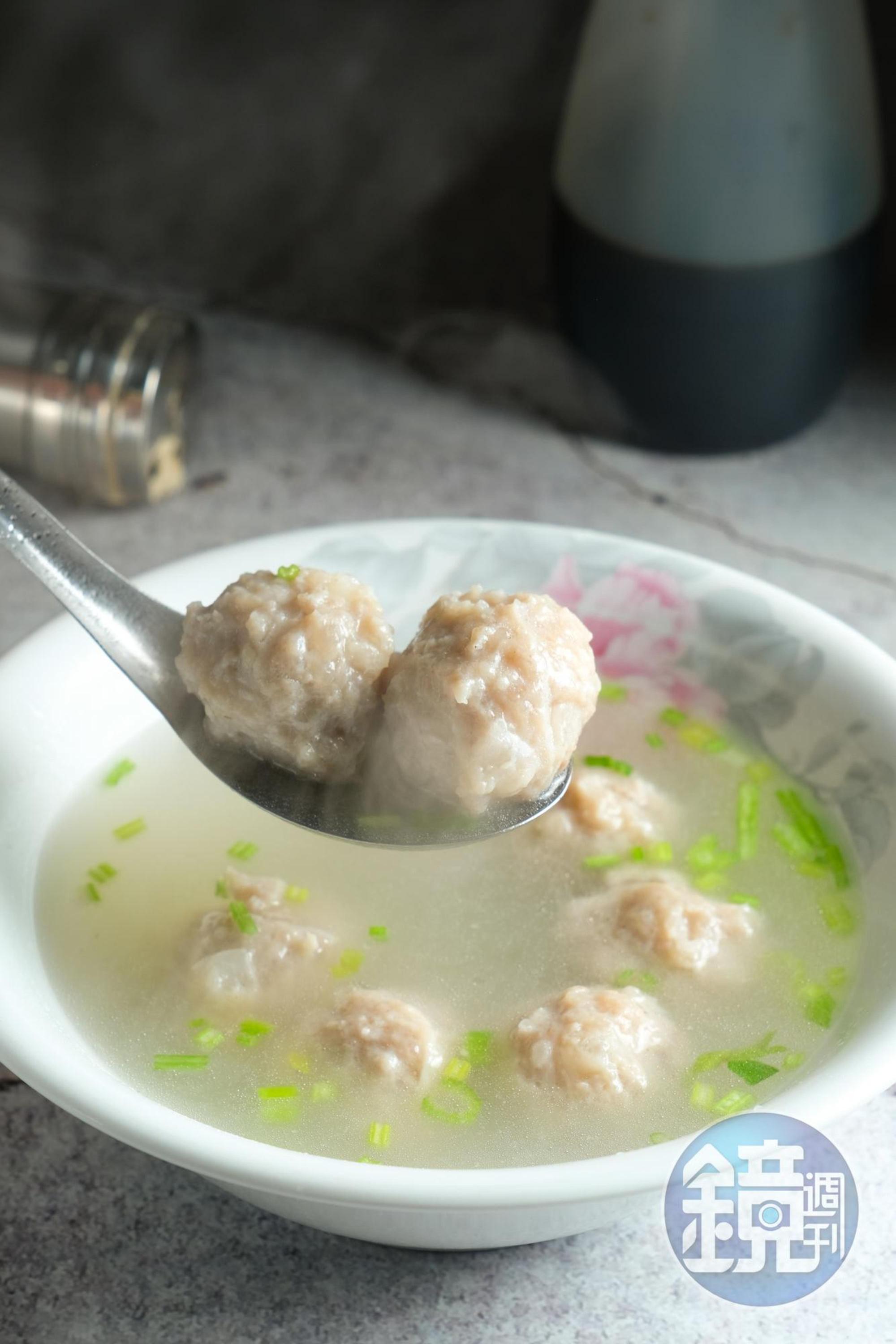 顏色較白的「水丸湯」，用瘦肉和荸薺製成，肉質緊實帶脆。（40元／碗）
