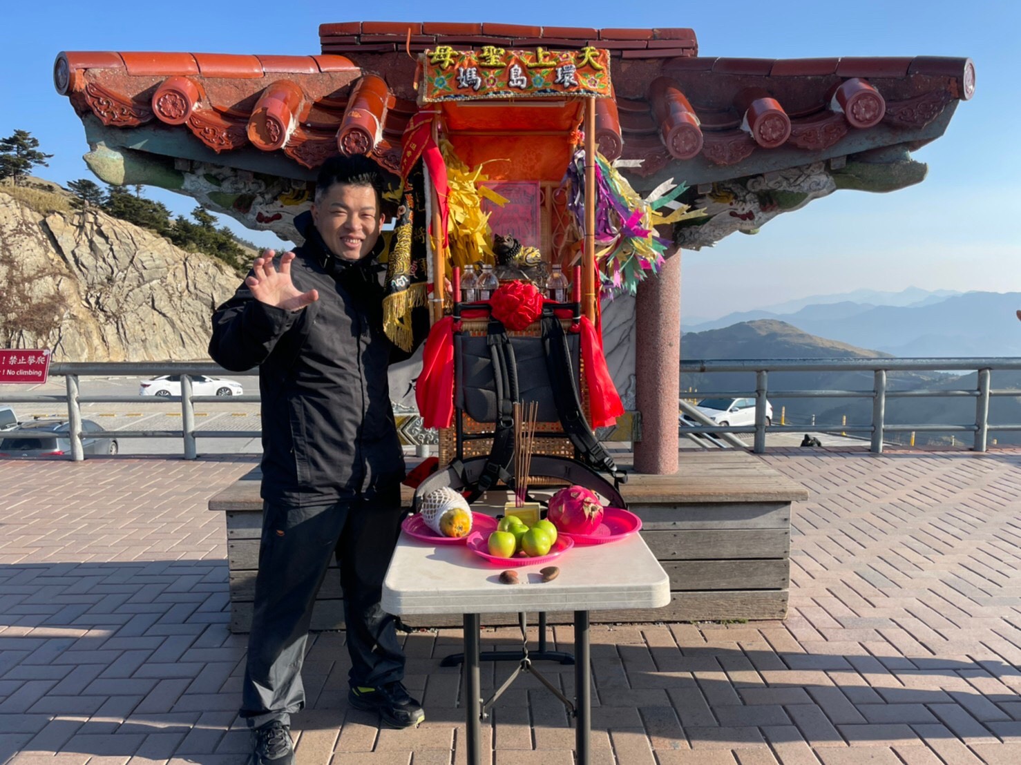 許聖任年少時曾經打架滋事中彈6槍，大難不死，後因神明顯靈，在10年前成立環島行善團。（許聖任提供）