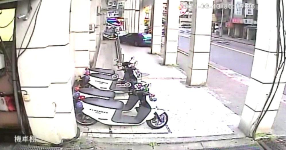 洪姓男子駕駛百萬奧迪汽車,衝撞停在分局大門的警用機車。(翻攝畫面)