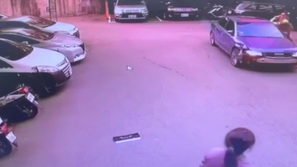 洪男肇事後掉頭迴轉,再度衝向分局停車場。(翻攝畫面)