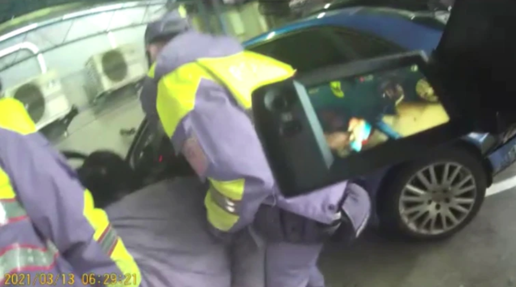 警方要求洪男下車,將他送醫救治。(翻攝畫面)