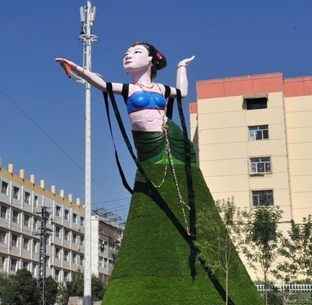 新疆的飛天女神雕塑,只存在三天。(翻攝自微博)