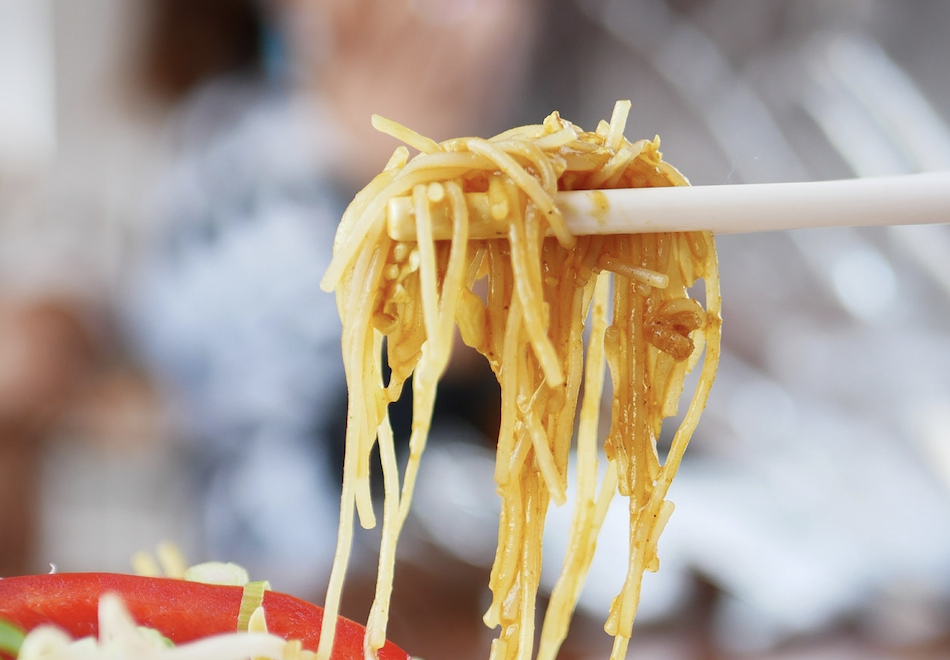 日本埼玉縣朝霞市一間小學，因營養午餐提供的麵太硬，造成學生加老師一共7人牙齒受到傷害。（示意圖，非當事麵，Pexels）