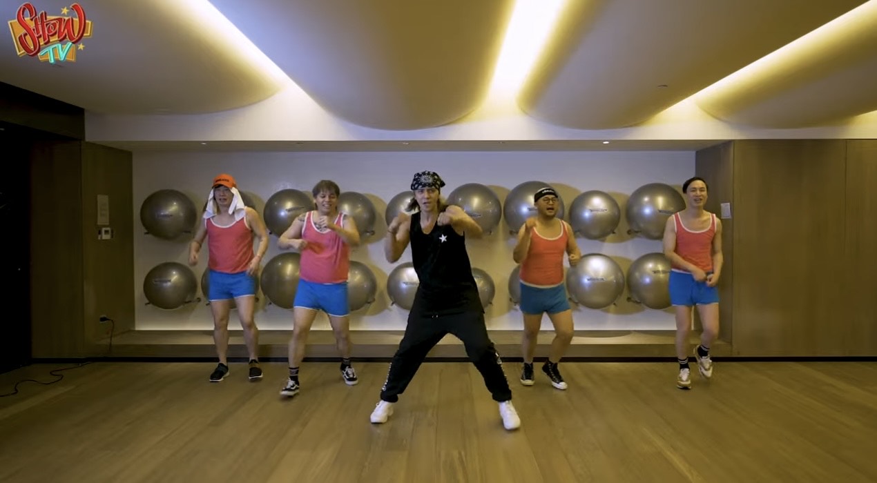 在影片中，小豬帶著四位友人大跳有氧運動。（圖／摘自Youtube）