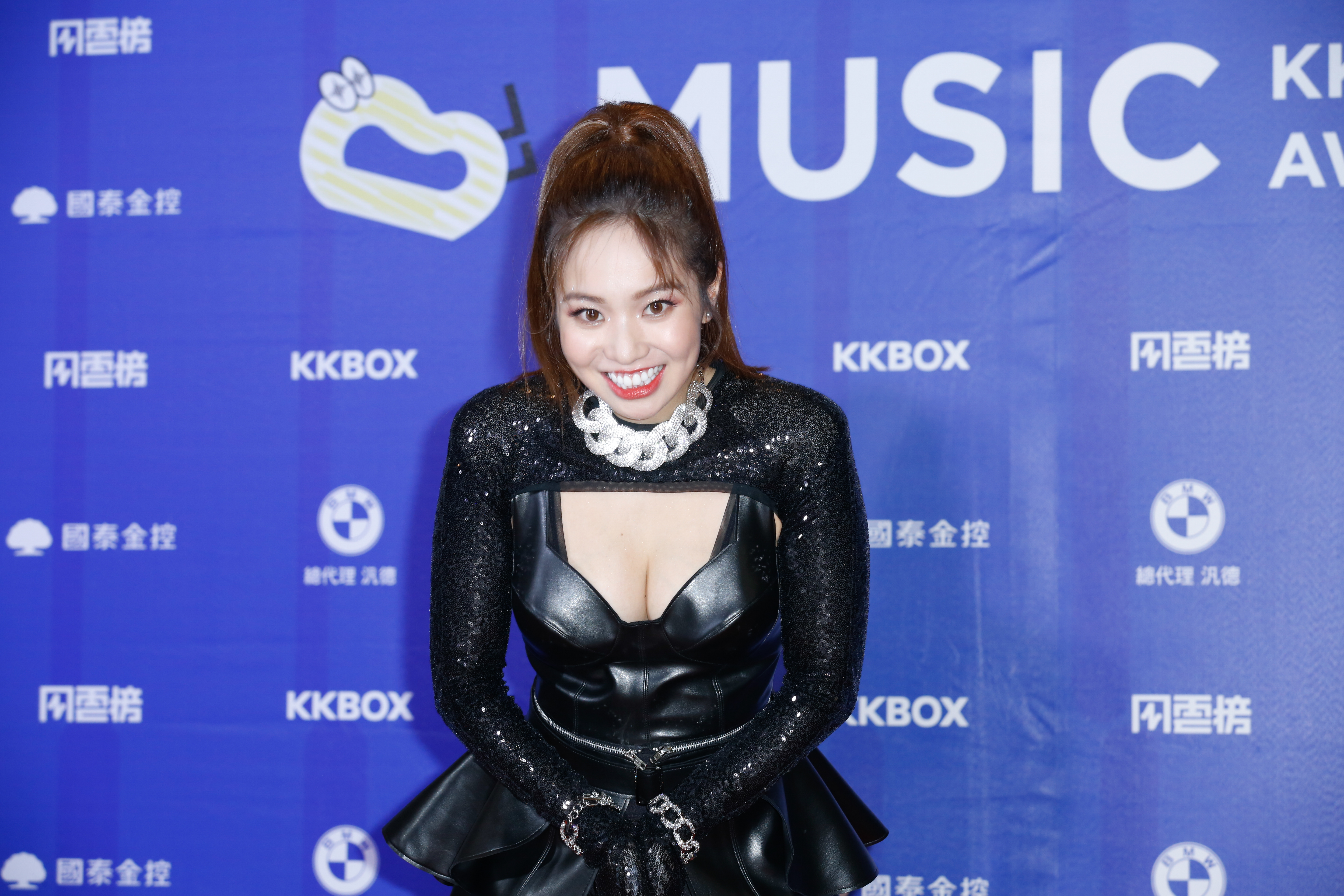 穿著一身火辣的陳芳語,大露事業線及屁股蛋。