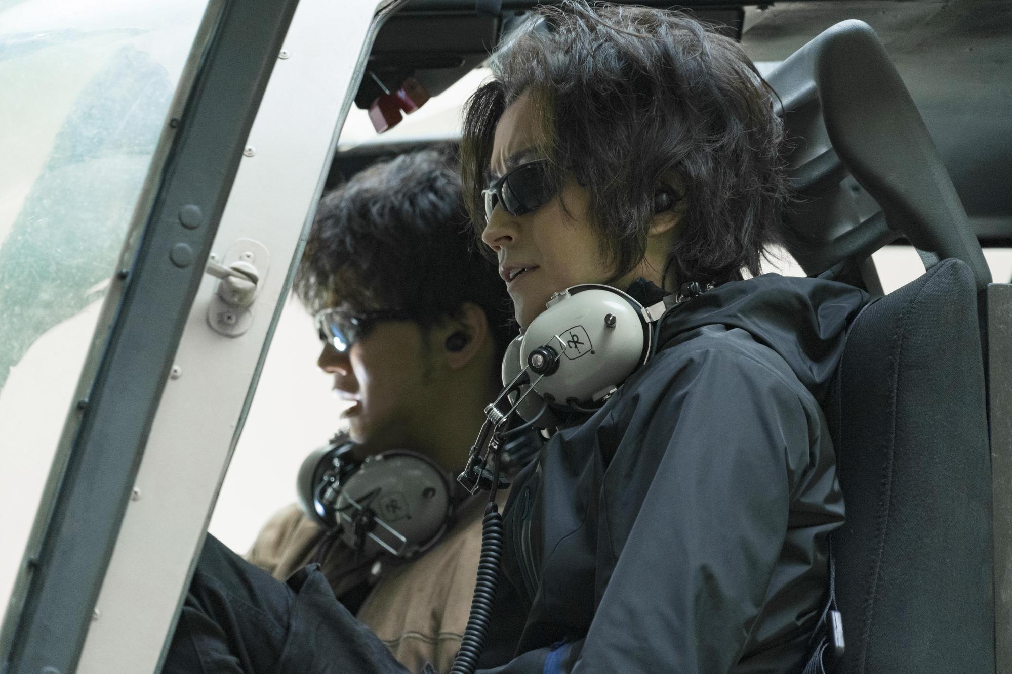 藤原龍也（右）與竹內涼真主演的《太陽不會動》開創日本影視圈先例，採電視劇與電影同步製作。（鴻聯國際提供）