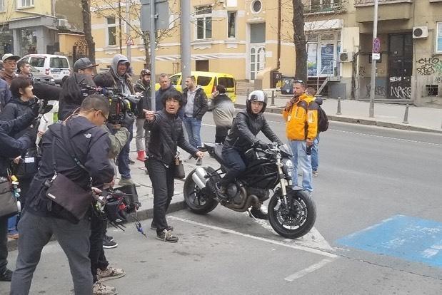 劇組封街拍攝卞約漢騎車戲，當地也出動許多工作人員確保動線。（翻攝自卞約漢Instagram）