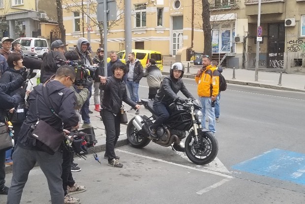 劇組封街拍攝卞約漢騎車戲，當地也出動許多工作人員確保動線。（翻攝自卞約漢Instagram）
