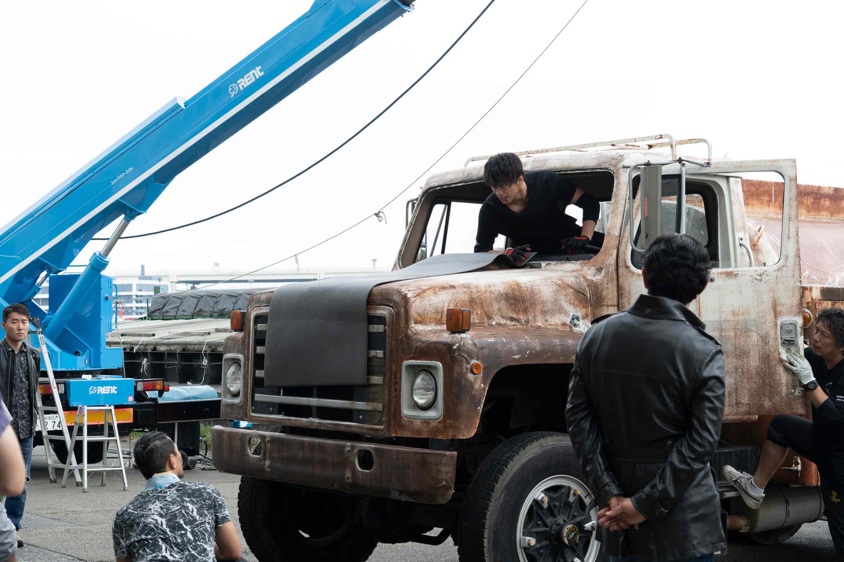  《太陽不會動》有許多精彩又驚險的動作戲，全靠演員親自上陣。（鴻聯國際提供）