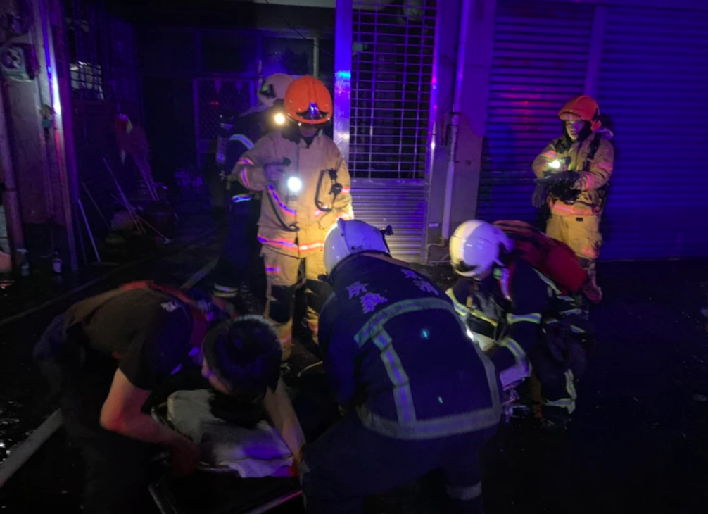 屏東一處民宅凌晨傳出火警,火勢一發不可收拾。 (屏東縣消防局提供)