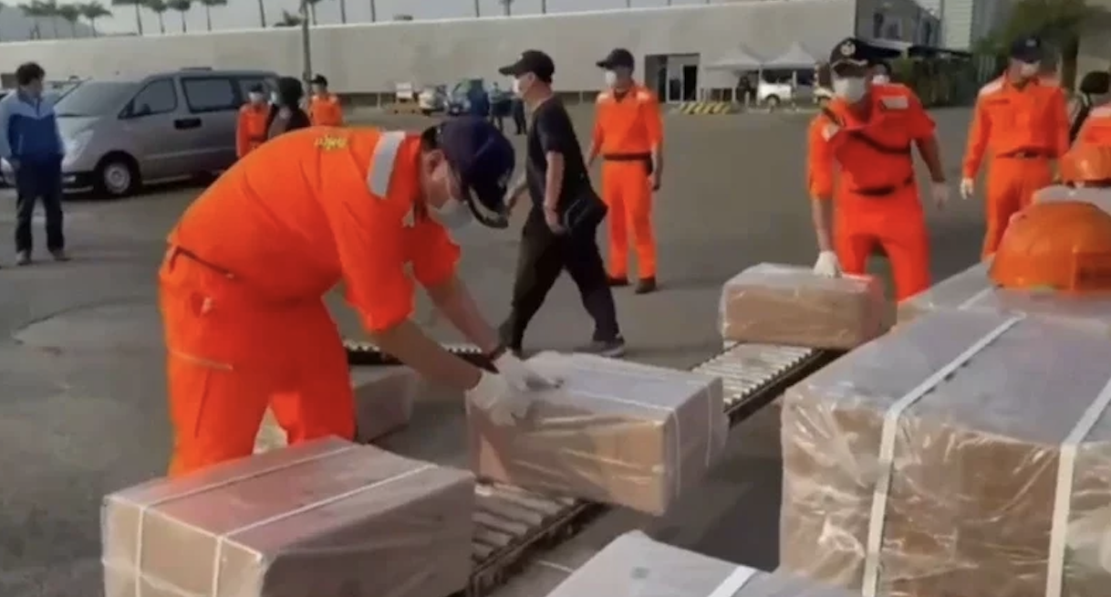 船上運載163多萬包疑為仿冒大陸品牌的香菸,市值將近台幣1.1億元。(翻攝畫面)