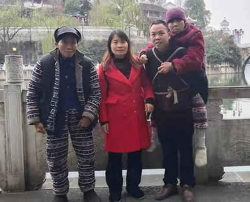 陳湘已辭去工作,與妻子回鄉就近照顧父母。(翻攝自阿里巴巴天天正能量微博)