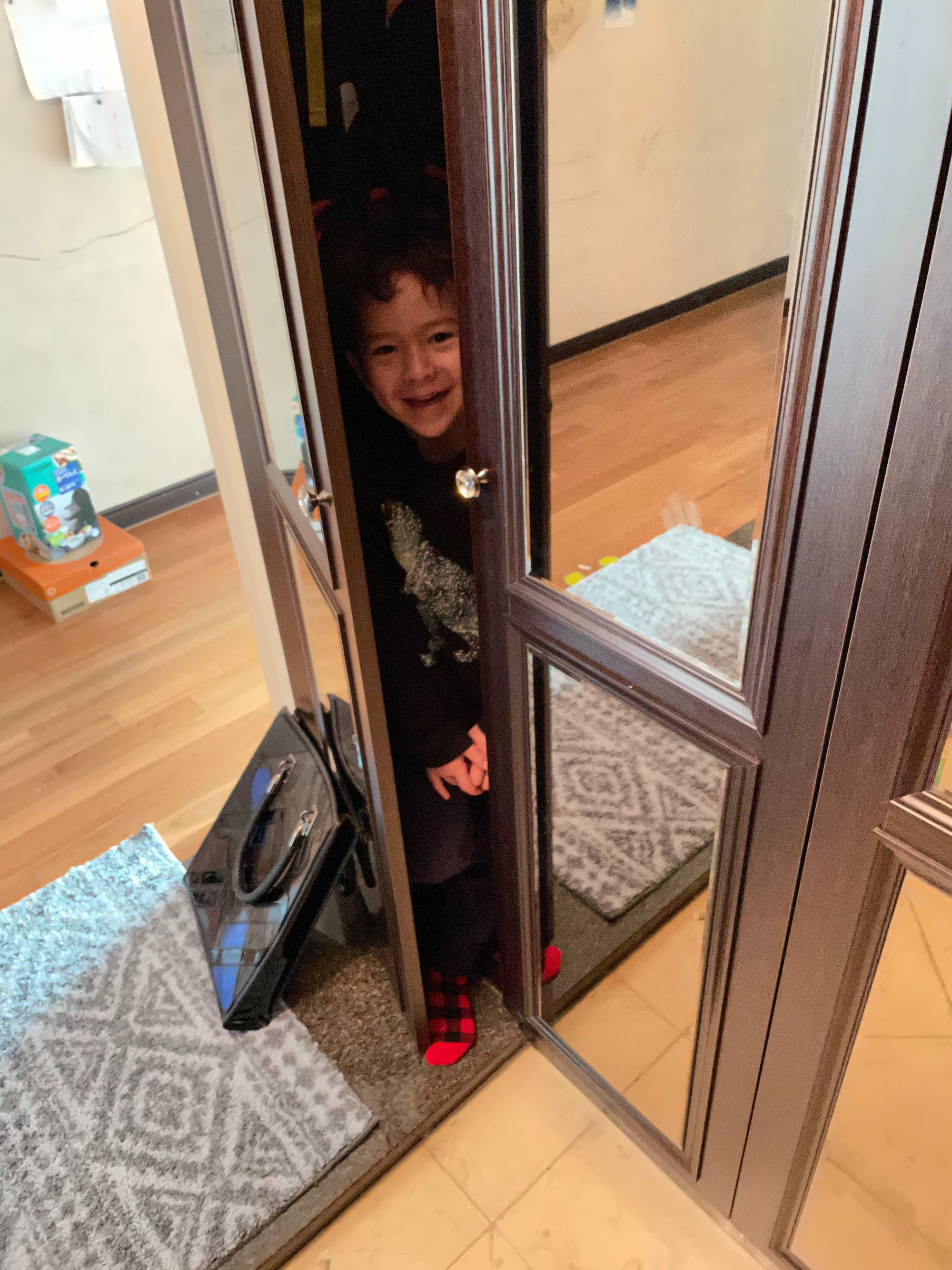 凱利的兒子詹姆斯現在上了幼稚園年紀。（翻攝Robert_E_Kelly推特）