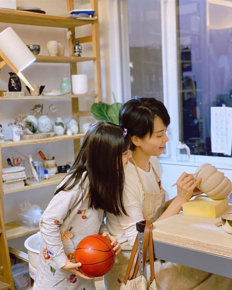 梁詠琪與女兒的合照，甜蜜滿滿。（翻攝自梁詠琪IG）