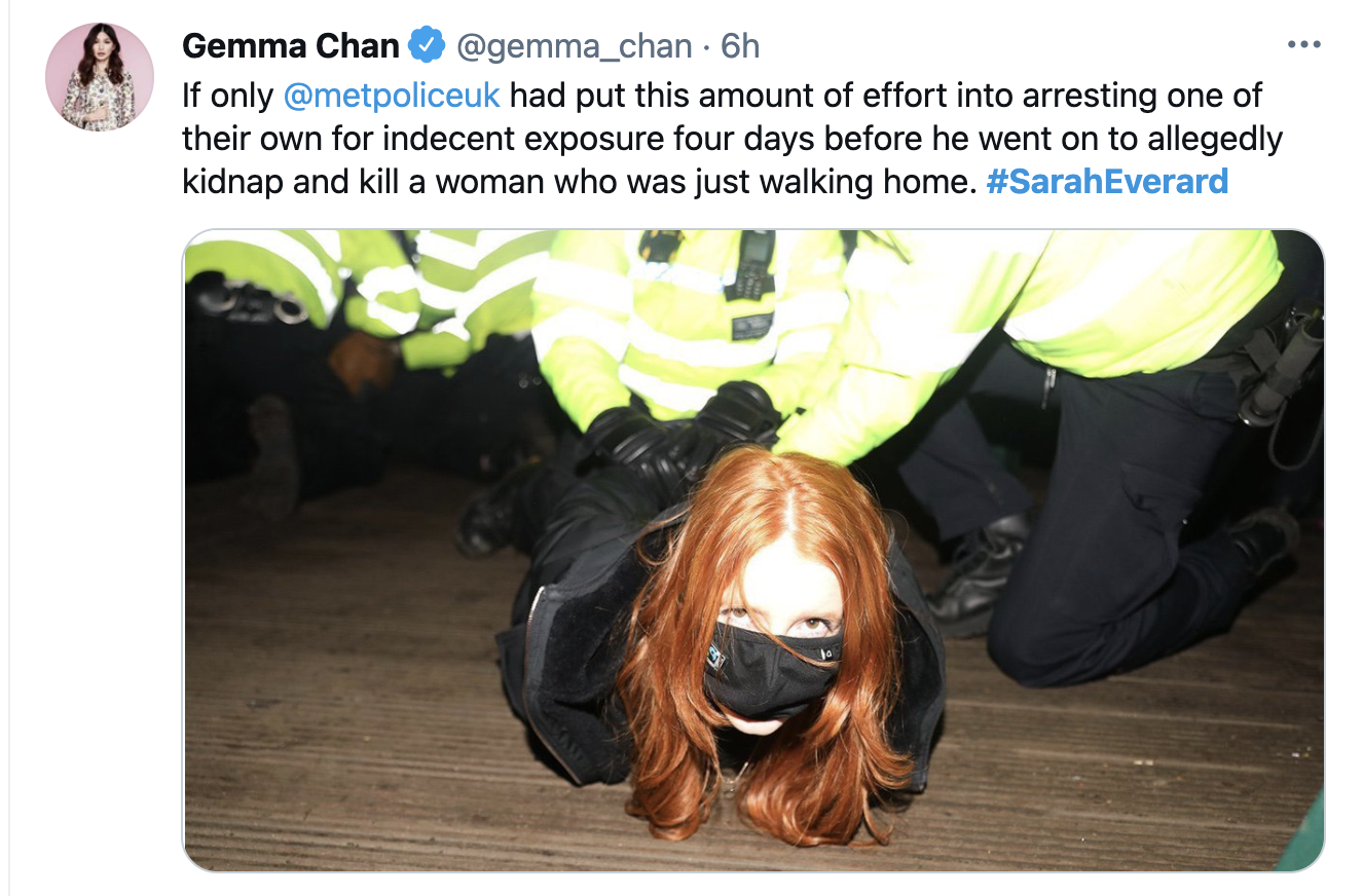 有女子遭警察強行壓倒在地,戴上手銬,爆發衝突。(翻攝gemma_chan推特)