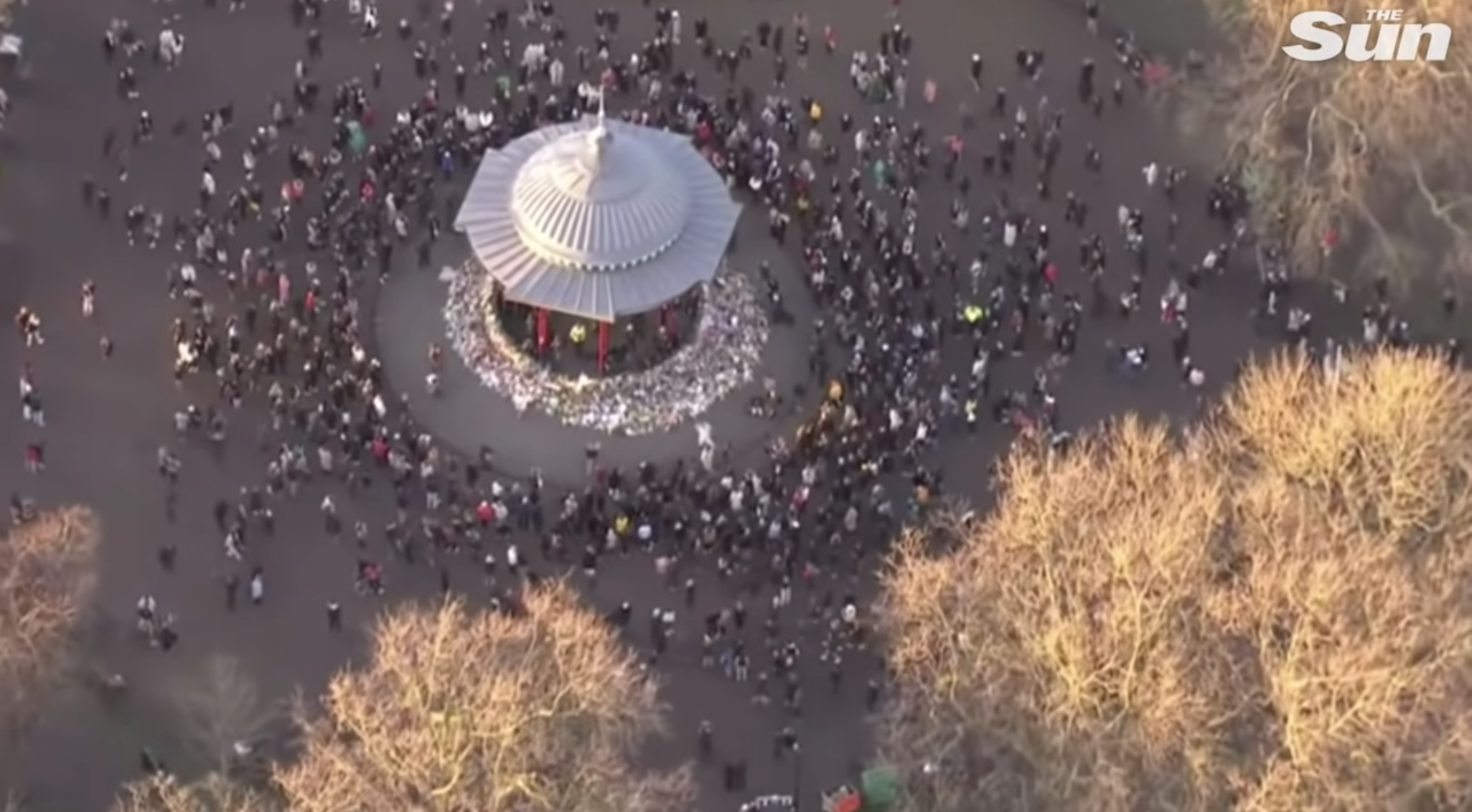 約有1500民眾13日聚集在克拉珀姆公園，悼念艾佛厄特。（翻攝The Sun畫面）