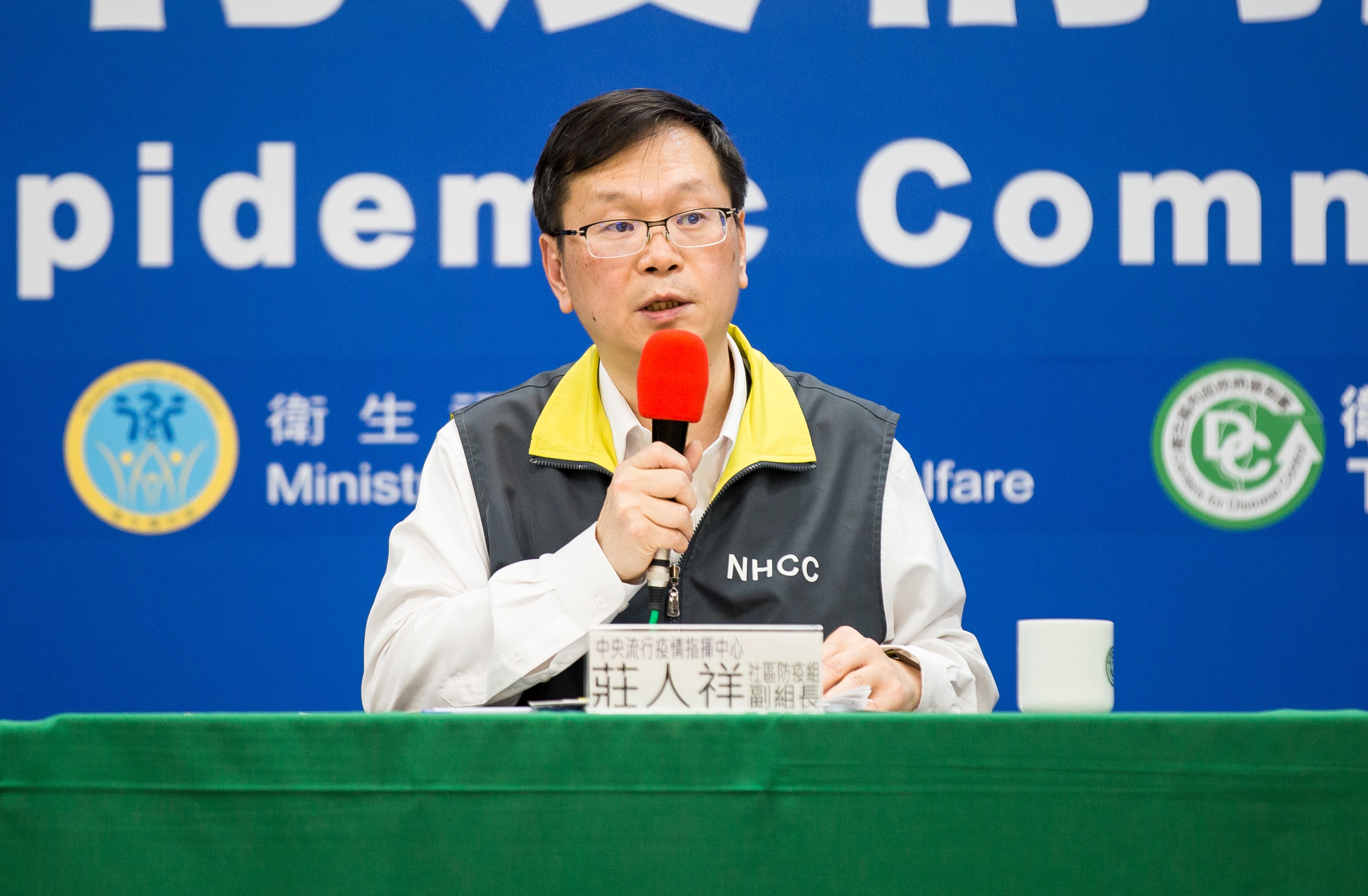 指揮中心發言人莊人祥表示，目前AZ疫苗並無直接證據顯示會引起血栓。（資料照）