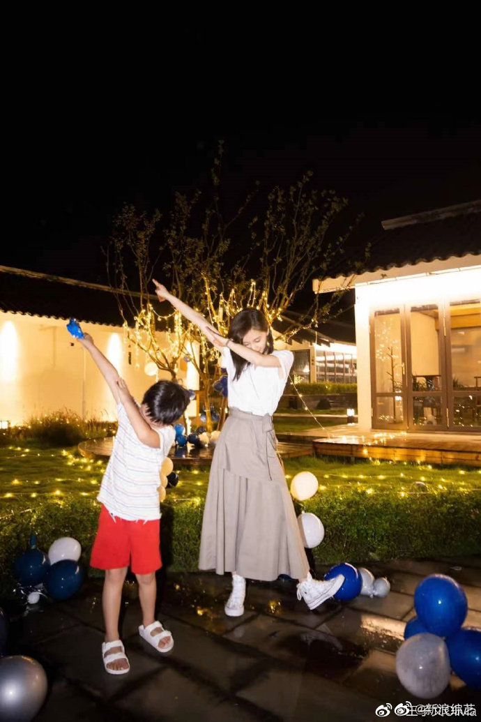 王子文日前在節目中自爆有孩子後,大方曬出與7歲兒子的合影。(翻攝自王子文微博)
