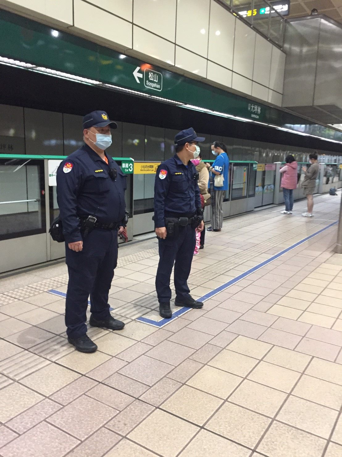 捷警加強派員巡守，確保捷運站內安全。（北捷提供）