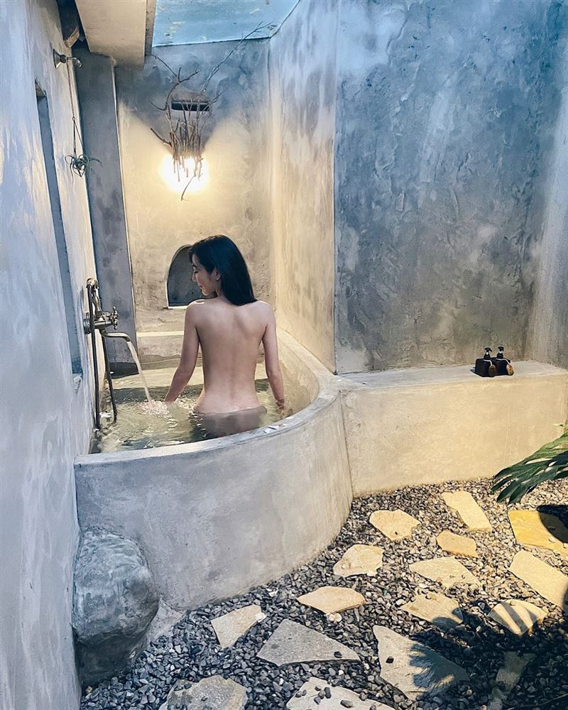 曾莞婷在電影破億時，曾獻出背部出浴美圖，引起粉絲暴動。（翻攝自曾莞婷臉書）