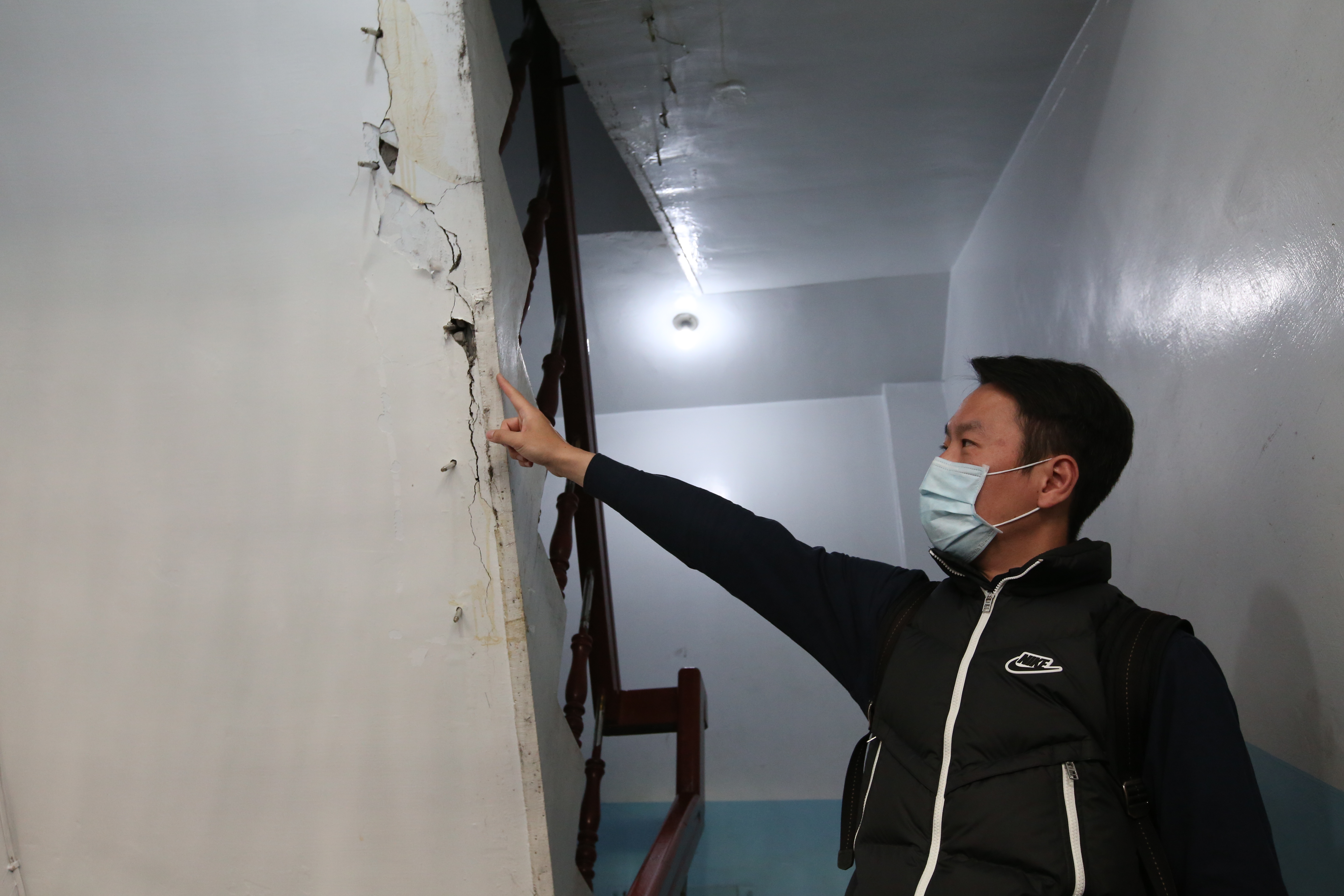 建物樓梯雖曾經過補強，但不久後裂縫又加大，住戶認為與新埔國小施工脫不了關係。