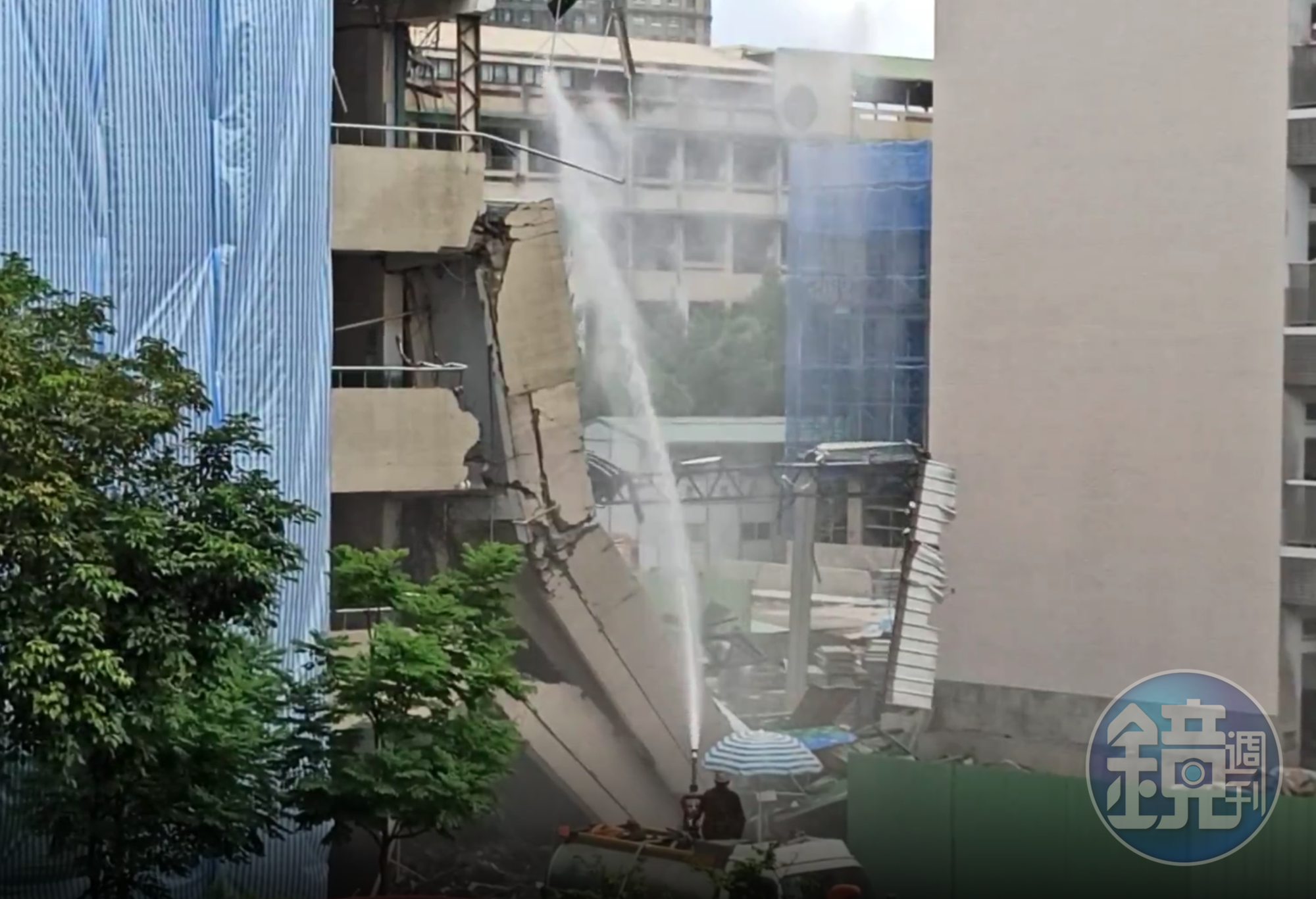 校舍在短短30秒內就被夷為平地，讓住戶承受極大的震波和巨大聲響。