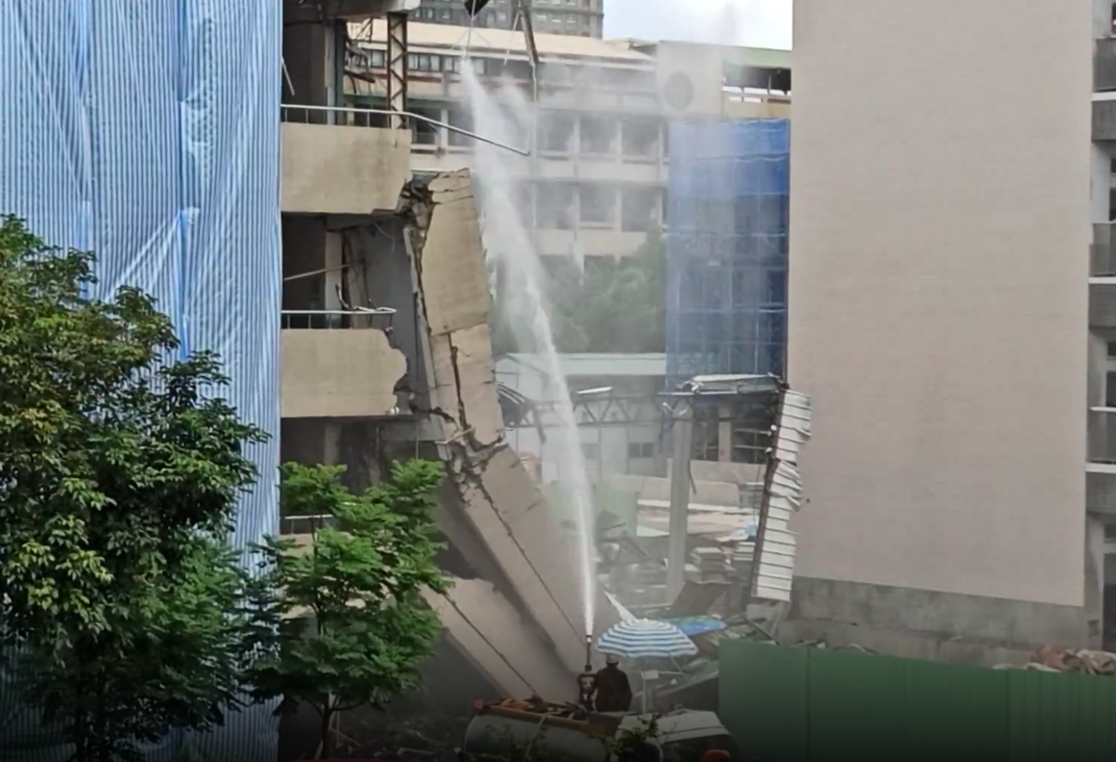 校舍在短短30秒內就被夷為平地，讓住戶承受極大的震波和巨大聲響。