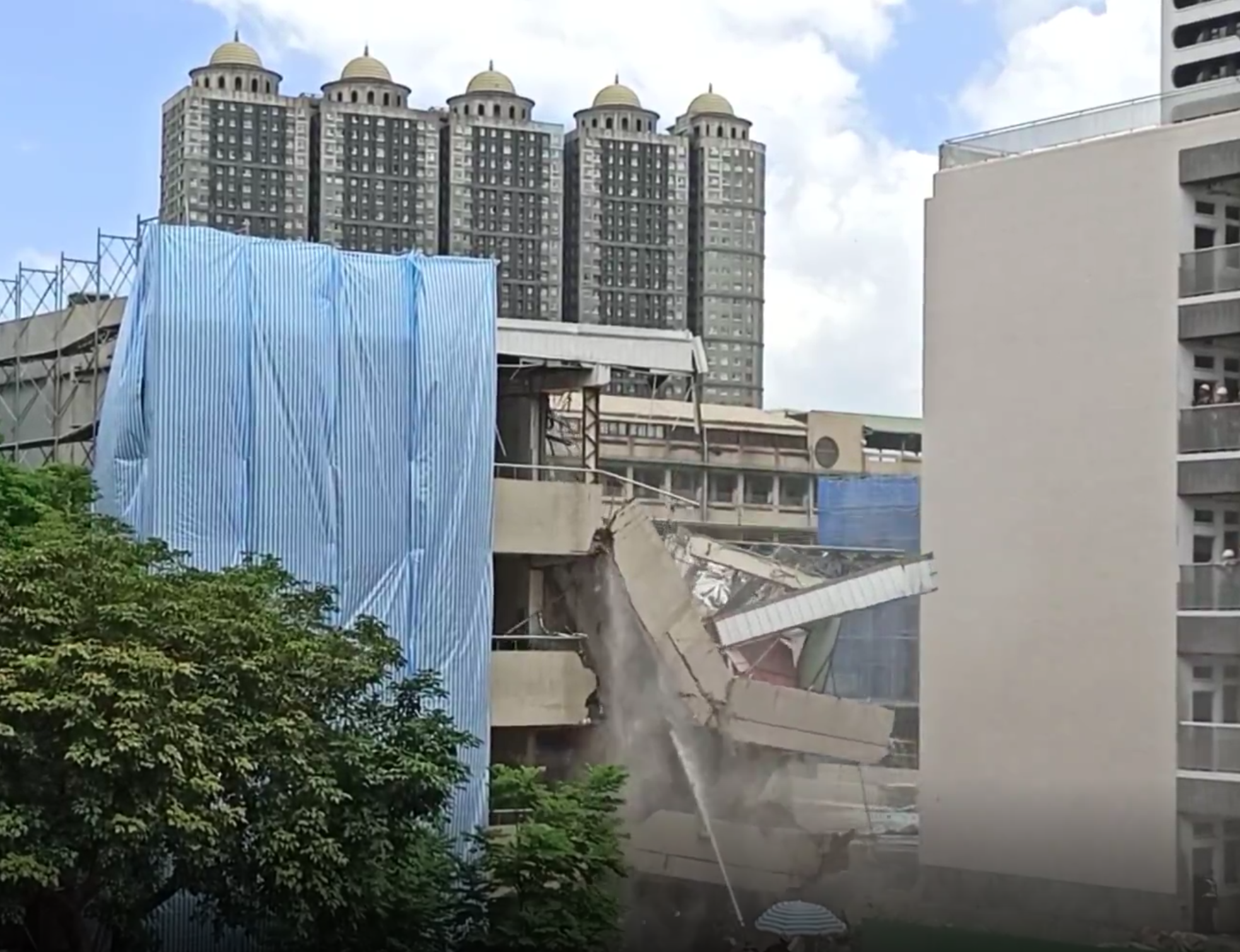 校舍在短短30秒內就被夷為平地，讓住戶承受極大的震波和巨大聲響。
