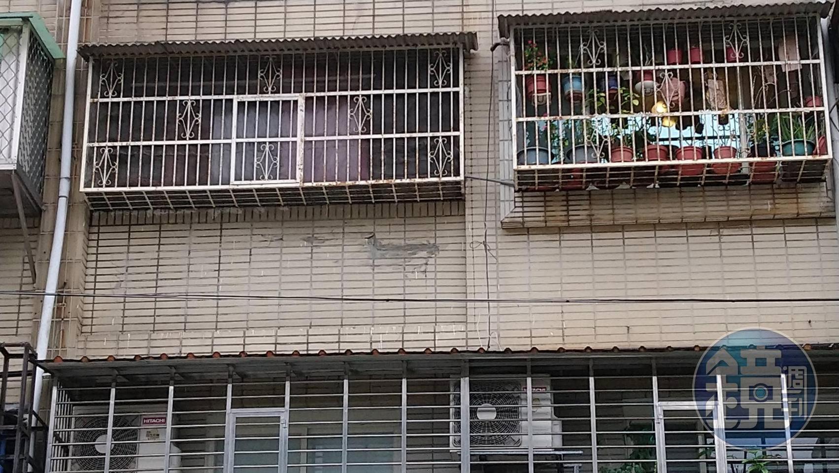 公寓外牆也疑似因新埔國小施工關係,出現一道長長的裂縫。(讀者提供)