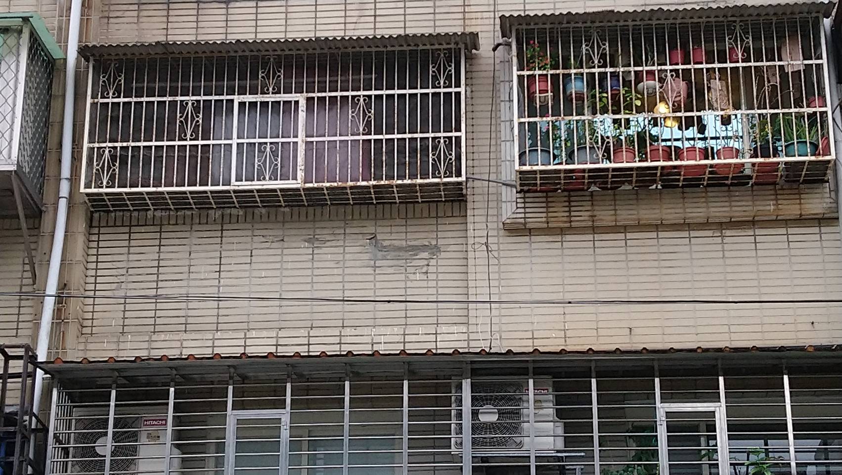 公寓外牆也疑似因新埔國小施工關係,出現一道長長的裂縫。(讀者提供)