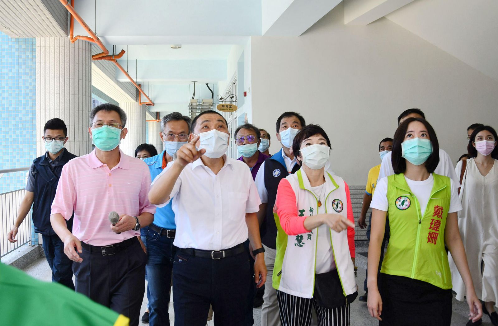 新埔國小新建校舍工程是新北市長侯友宜的重要政績之一，他曾與政府官員和議員多度前往視察。