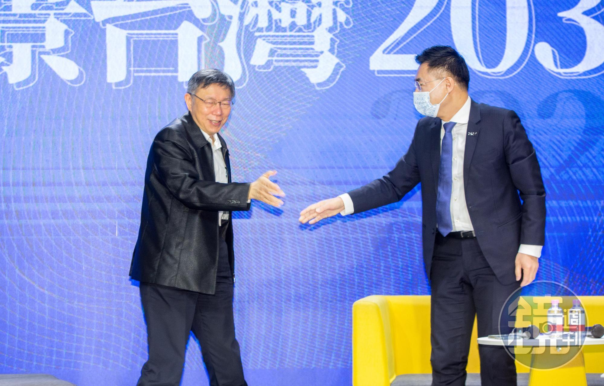 柯文哲（左）日前出席國民黨智庫論壇活動，被視為是藍白合前奏，他今日坦言雙方仍有合作機會。