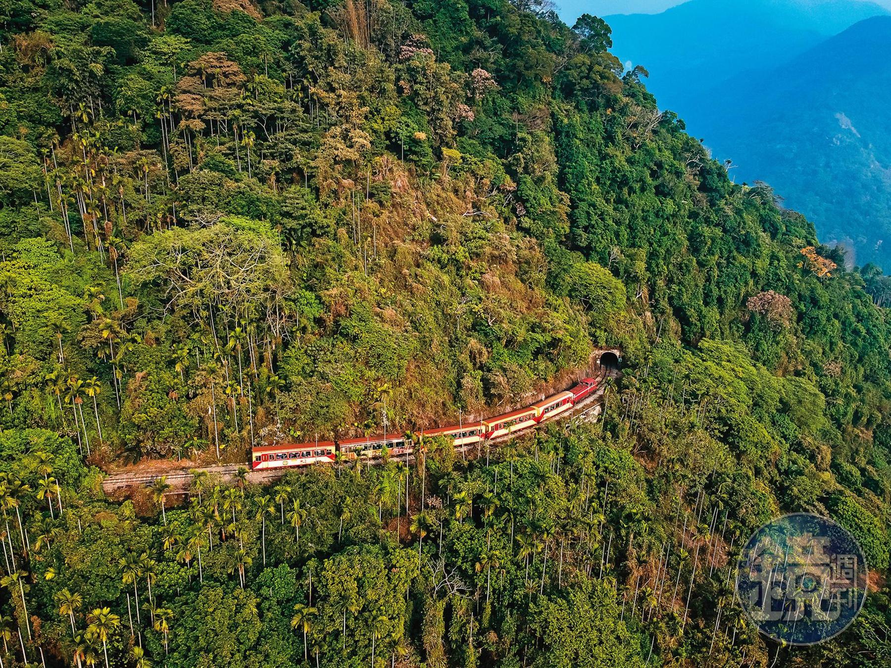 阿里山林業鐵路最獨特的景觀之一是獨立山的迴旋路線。