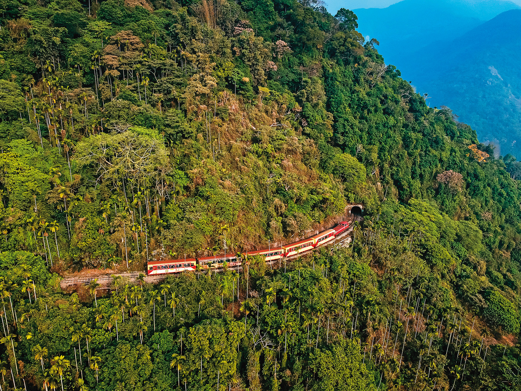 阿里山林業鐵路最獨特的景觀之一是獨立山的迴旋路線。
