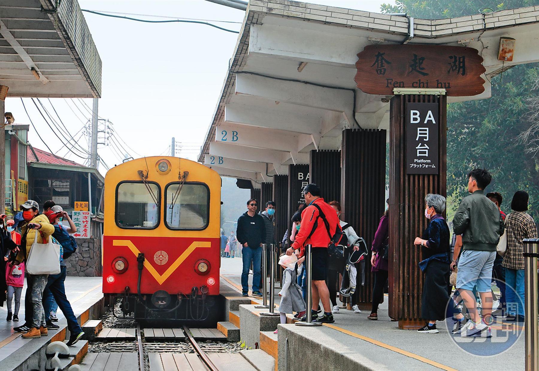 「奮起湖車站」是阿里山林業鐵路的大站之一,周圍以老街、便當、瀑布與古道等景觀而聞名。