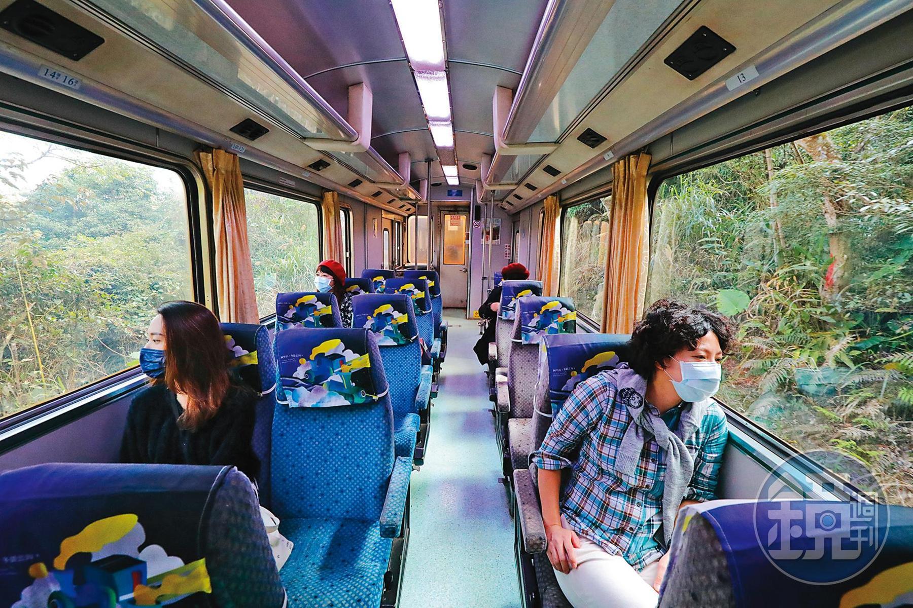 阿里山火車是亞洲最高的窄軌登山鐵路,車輛內的座位配置為2:1。