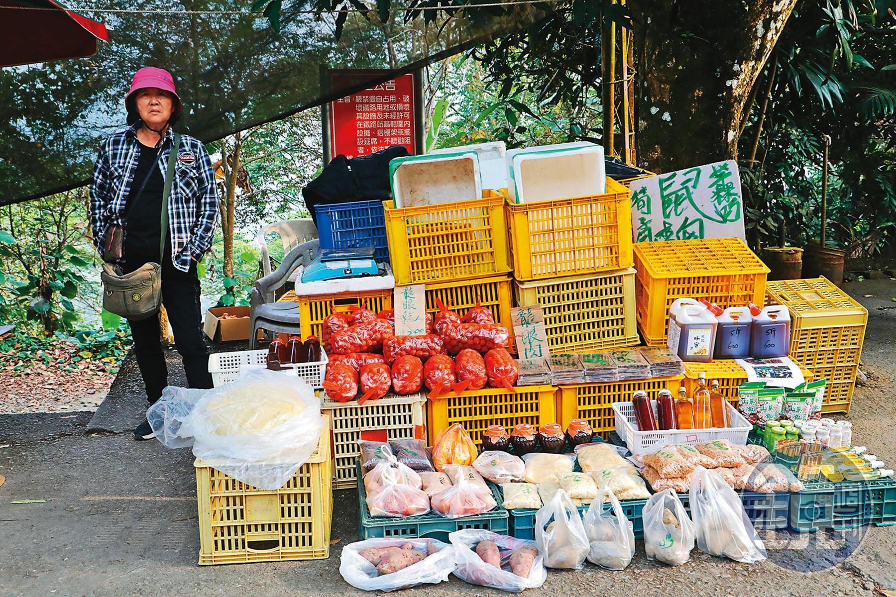 「樟腦寮站」有不少販售蔬果與雜貨的攤販。
