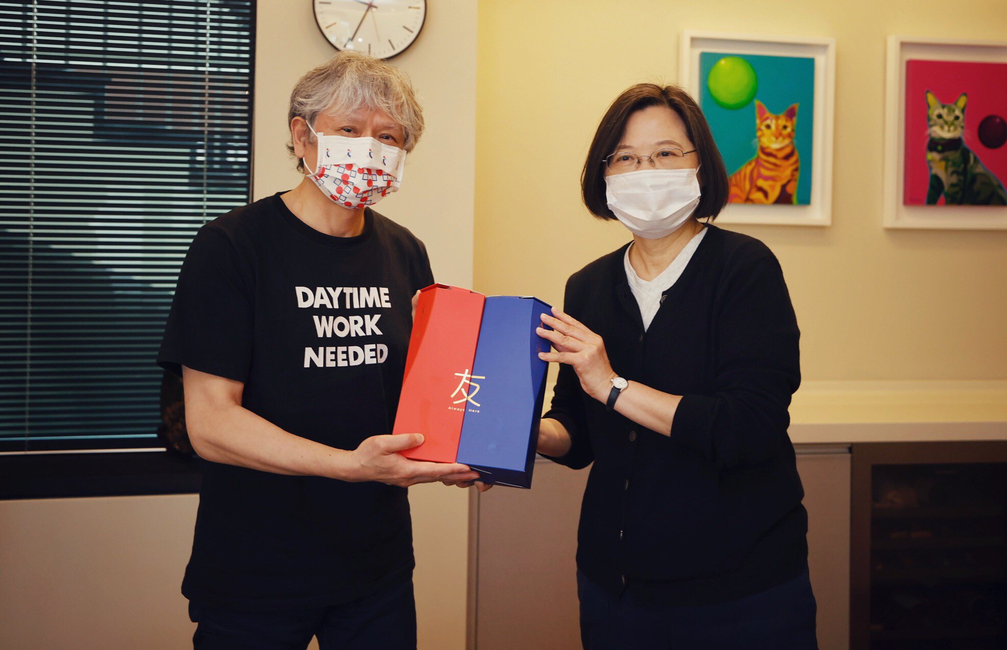 日本藝術家奈良美智（左）日前來台策展，並與蔡總統見面，隨後飛往美國，讓他感受到防疫上明顯對比。（翻攝自蔡英文臉書）